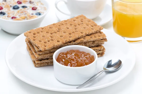Fresh breakfast - crisp bread with jam, orange juice and muesli — Stock Photo, Image