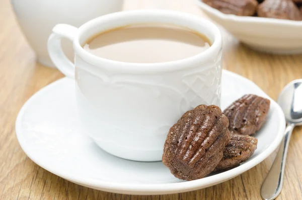 Madeleine-Kekse und eine Tasse Kaffee mit Milch, horizontal — Stockfoto