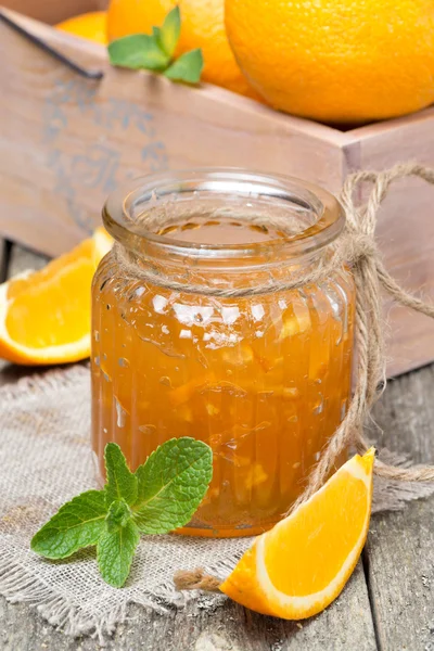 Orange marmalade in a glass jar, vertical — Stock Photo, Image