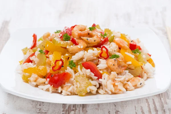 Arroz com legumes com camarão no prato — Fotografia de Stock