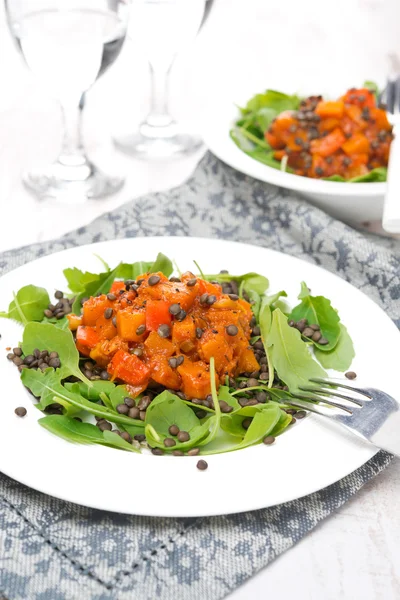 Salad with arugula, black lentils and vegetable stew — Stock Photo, Image