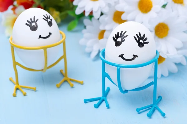 Two funny smiling eggs on stands, selective focus — Stock Photo, Image