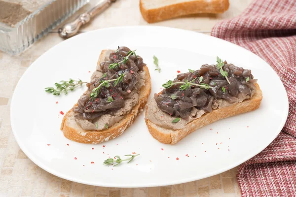 Toast with liver pate, caramelized red onion and thyme — Stock Photo, Image