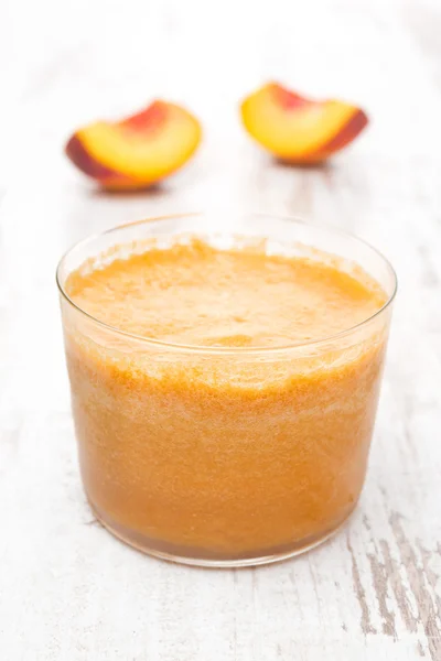 Glass of fresh squeezed peach juice, vertical close-up — Stock Photo, Image