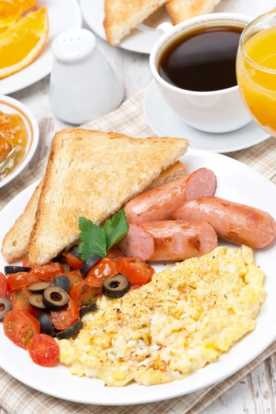Scramble eggs with tomatoes, grilled sausages and toast — Stock Photo, Image