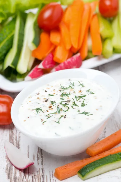 Joghurtsoße mit Senf und frischem Gemüse, senkrecht — Stockfoto