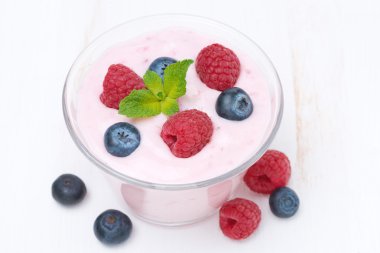 meyve yoğurt ile Ahududu ve böğürtlen, üstten görünüm