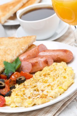 domates, sosis ve ekmek kahvaltı için yumurta Scramble