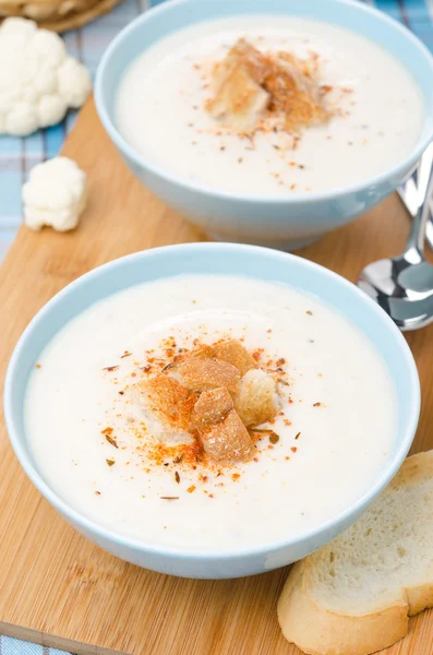 Cold cauliflower soup with cottage cheese and croutons, vertical — Stock Photo, Image