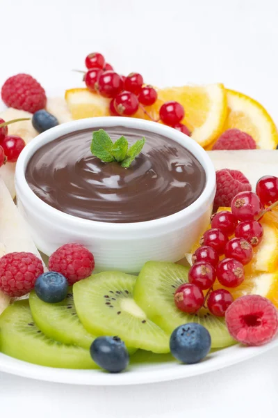 Salsa de chocolate, fruta fresca y bayas — Foto de Stock