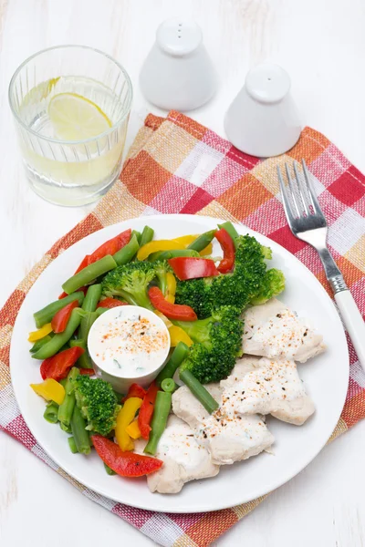 Diyet yemekleri - tavuk, haşlanmış sebze ve yoğurt sosu — Stok fotoğraf