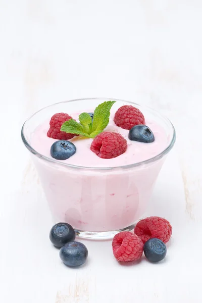 Fruit yogurt with raspberry and blueberry, vertical — Stock Photo, Image