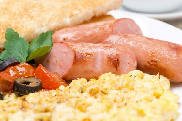 Embutidos a la parrilla, huevos revueltos y tomates —  Fotos de Stock