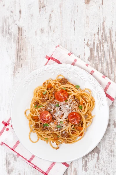 İtalyan gıda - spagetti bolognese, üstten görünüm, dikey