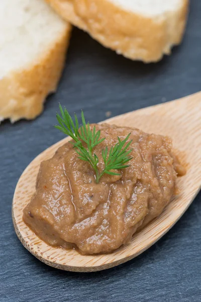 Pâté de foie de poulet et poivrons rôtis dans une cuillère, vertical — Photo