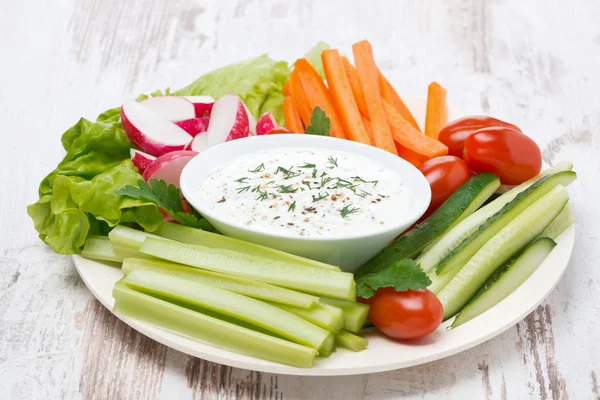 Assiette avec légumes frais et sauce au yaourt épaisse — Photo