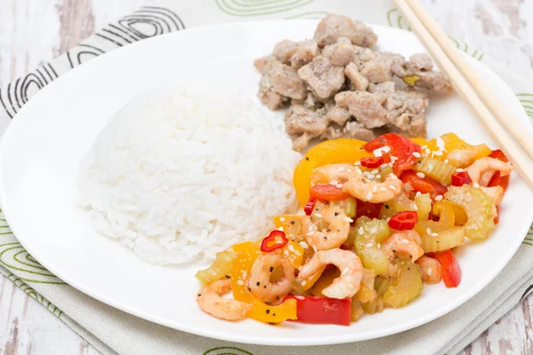 Arroz, frango e legumes com camarão — Fotografia de Stock