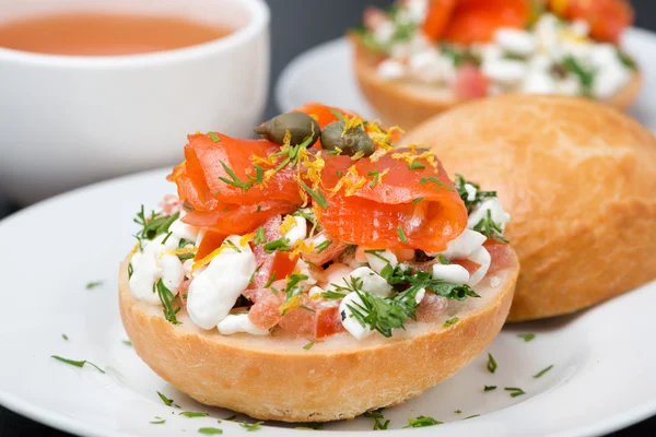 Sandwich with salad of cottage cheese, tomato and salmon — Stock Photo, Image
