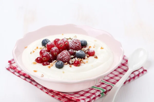 Semolina porridge with berries and nuts — Stock Photo, Image