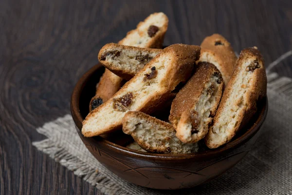 Biscotti com passas em uma tigela — Fotografia de Stock