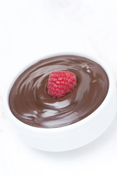 Salsa de chocolate en un tazón y frambuesas frescas —  Fotos de Stock