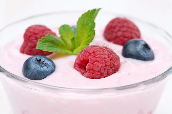 Yogur de frutas con frambuesa, arándanos y menta, enfoque selectivo — Foto de Stock