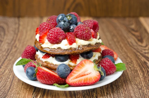 Pancake cake with whipped cream and fresh berries — Stock Photo, Image