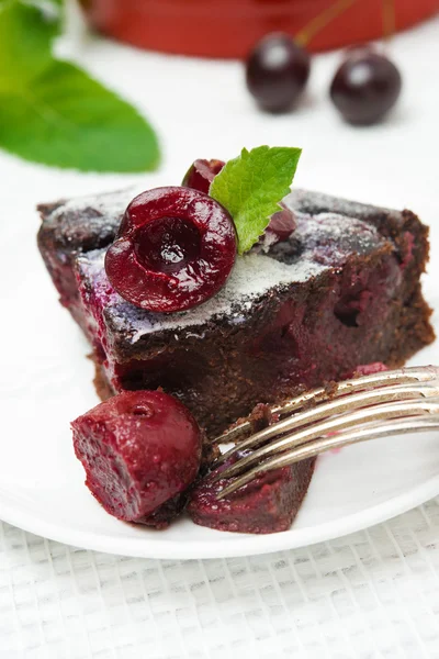 Piece of chocolate Clafoutis with cherries and powdered sugar — Stock Photo, Image