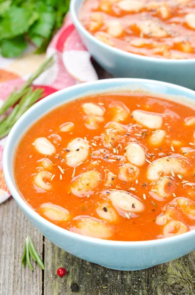 Tomatensuppe mit Nudeln, weißen Bohnen und Rosmarin, Nahaufnahme — Stockfoto