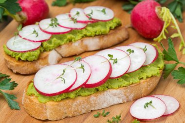 ciabatta pate, avokado ve turp ahşap tahta üzerinde