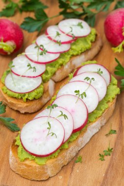ciabatta pate taze turp, avakado ve üstten görünüm