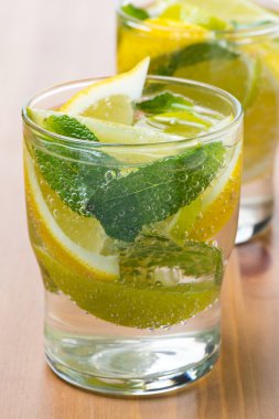 limon, limon ve nane cam soğuk taze limonata