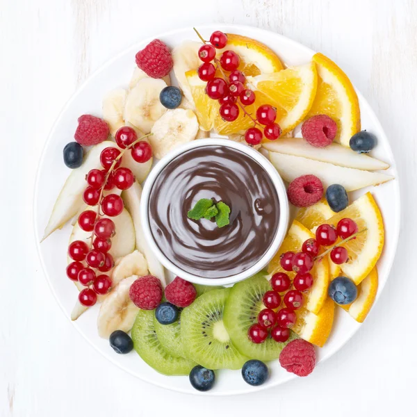Çeşitli meyve çikolata soslu, üstten görünüm — Stok fotoğraf