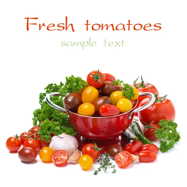 Geassorteerde cherry tomaten, knoflook en verse kruiden, geïsoleerd — Stockfoto