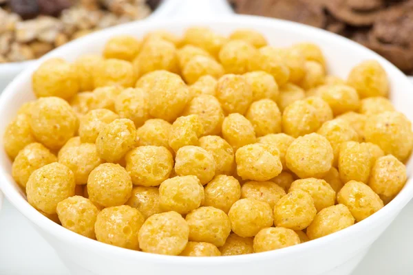 Bolas de maíz y cereales de desayuno, primer plano, enfoque selectivo — Foto de Stock