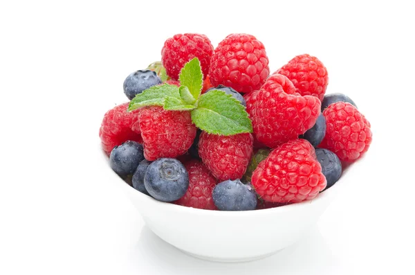 Bayas frescas (frambuesas, arándanos, fresas) en un tazón — Foto de Stock