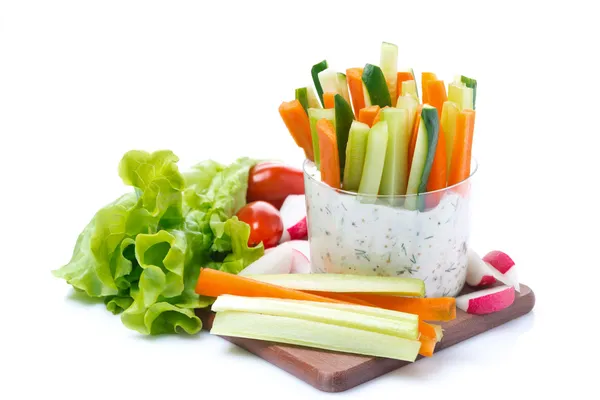 Świeżych warzyw z sosem jogurtowym w szklance, na białym tle — Zdjęcie stockowe