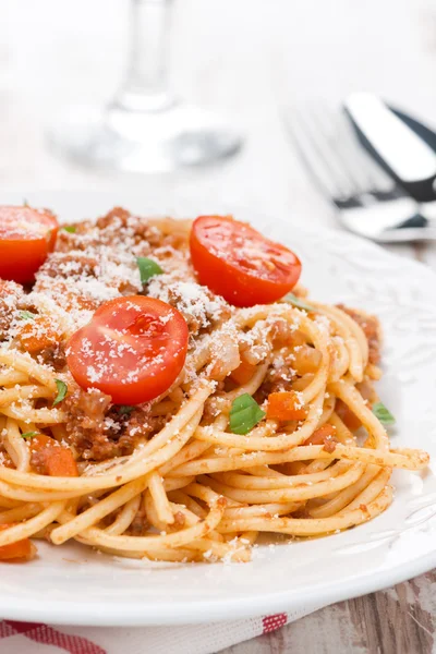 La pasta italiana - los espaguetis boloñeses en el plato, el primer plano — Foto de Stock