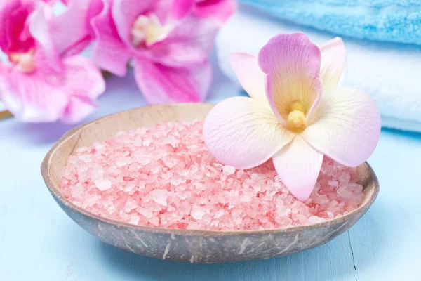 Розовая морская соль, цветы и полотенца — стоковое фото