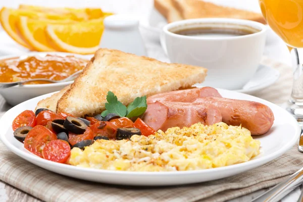 Huevos revueltos con tomates, salchichas a la parrilla y tostadas —  Fotos de Stock