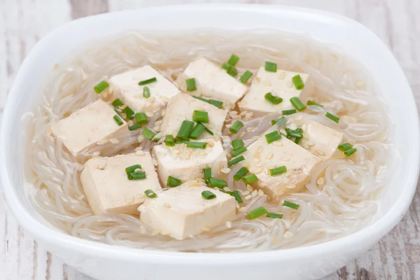 Suppe mit Reisnudeln, Tofu und grünen Zwiebeln, Nahaufnahme — Stockfoto