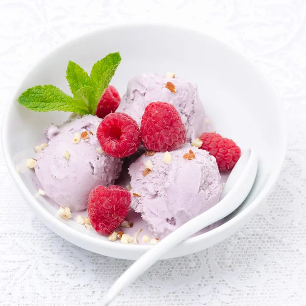 Ягодное мороженое со свежей малиной, вид сверху — стоковое фото