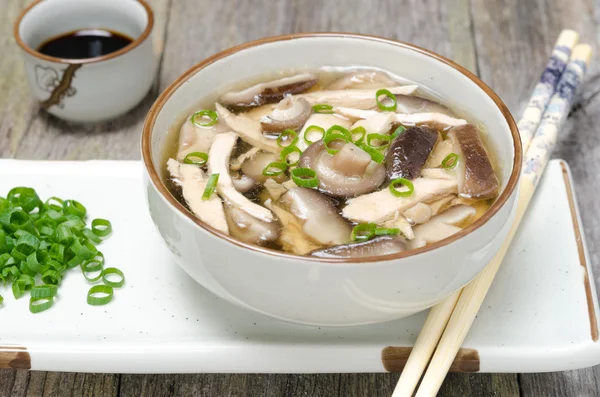 Chinesische Suppe mit Huhn, Shiitake-Pilzen und grünen Zwiebeln — Stockfoto