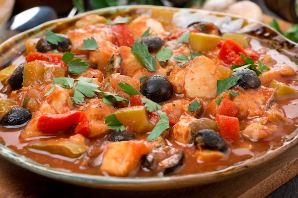 Fischeintopf in Tomatensauce auf einem Teller, Nahaufnahme, selektiver Fokus — Stockfoto