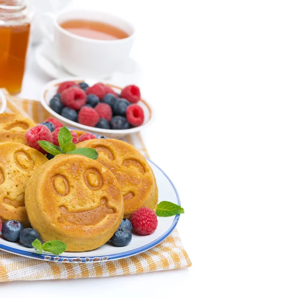 Mais-Pfannkuchen mit frischen Beeren zum Frühstück, isoliert — Stockfoto