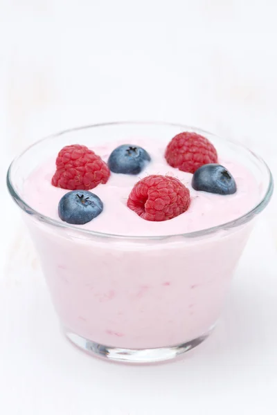 Yogur de frutas con bayas en un vaso — Foto de Stock