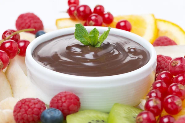Salsa de chocolate y fruta fresca —  Fotos de Stock