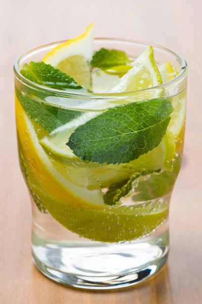 Cold fresh lemonade with lemon, lime and mint, close-up — Stock Photo, Image