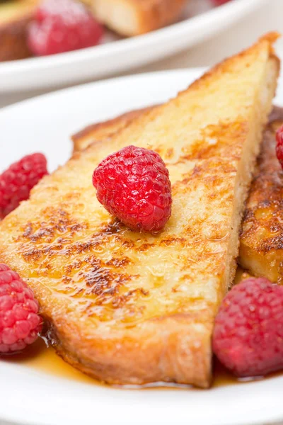 Delicious French toast with raspberries and maple syrup, closeup — Stock Photo, Image