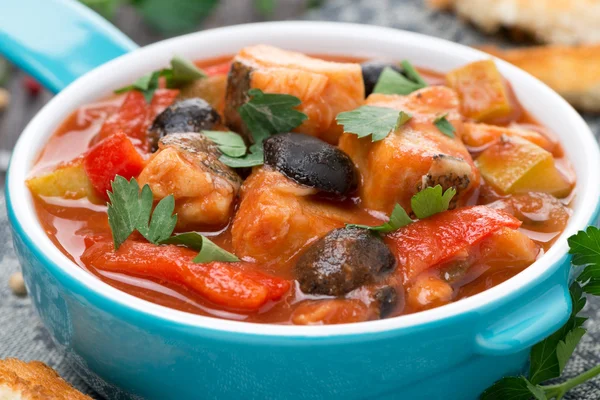 Vis stoofpot met olijven in tomatensaus, close-up — Stockfoto